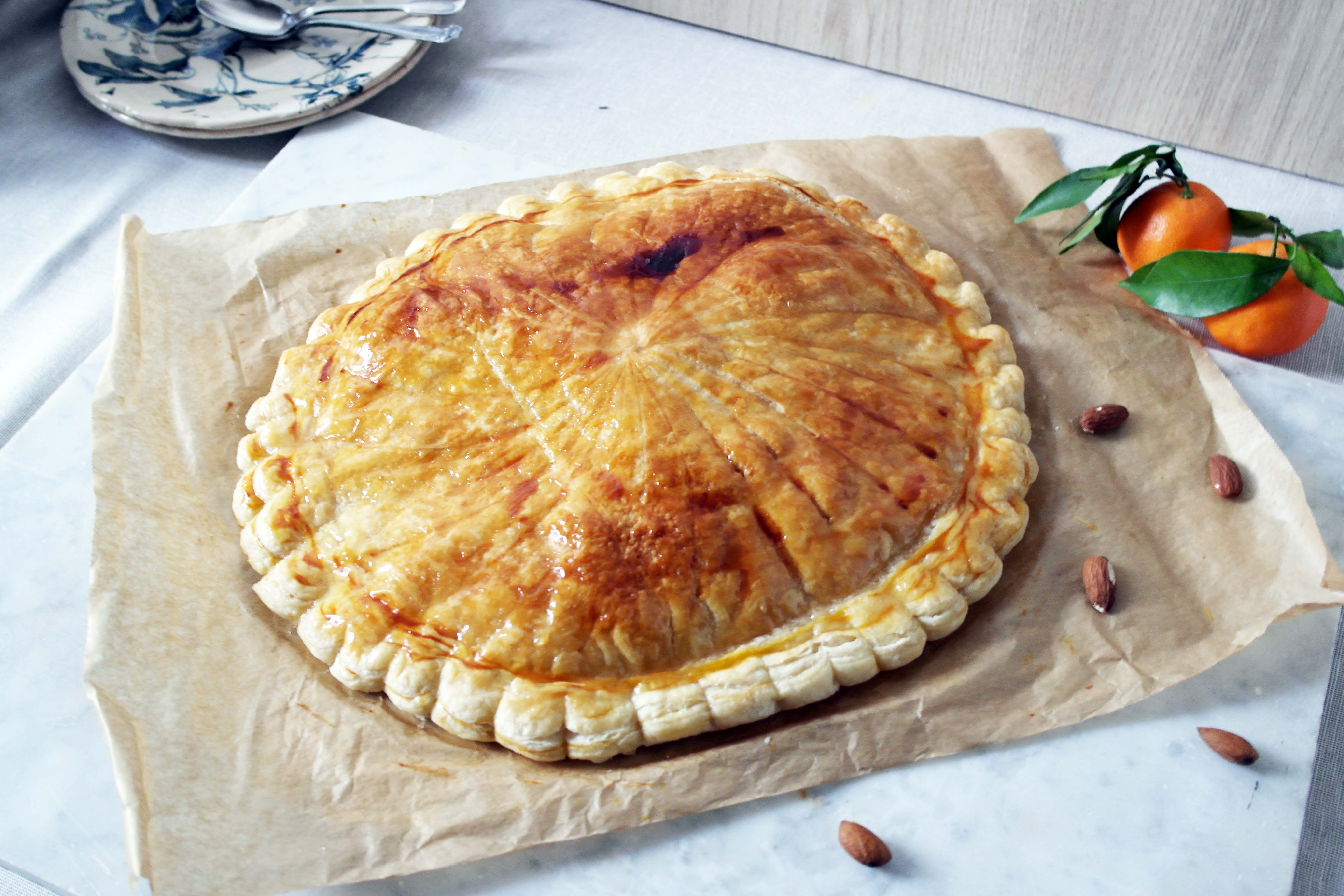 Finalisation de la galette avec un sirop