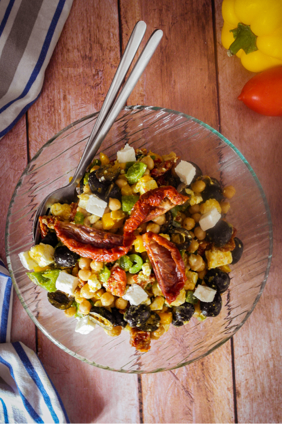 salade de pois chiches au poivrons, feta, tomates confites et olives noires
