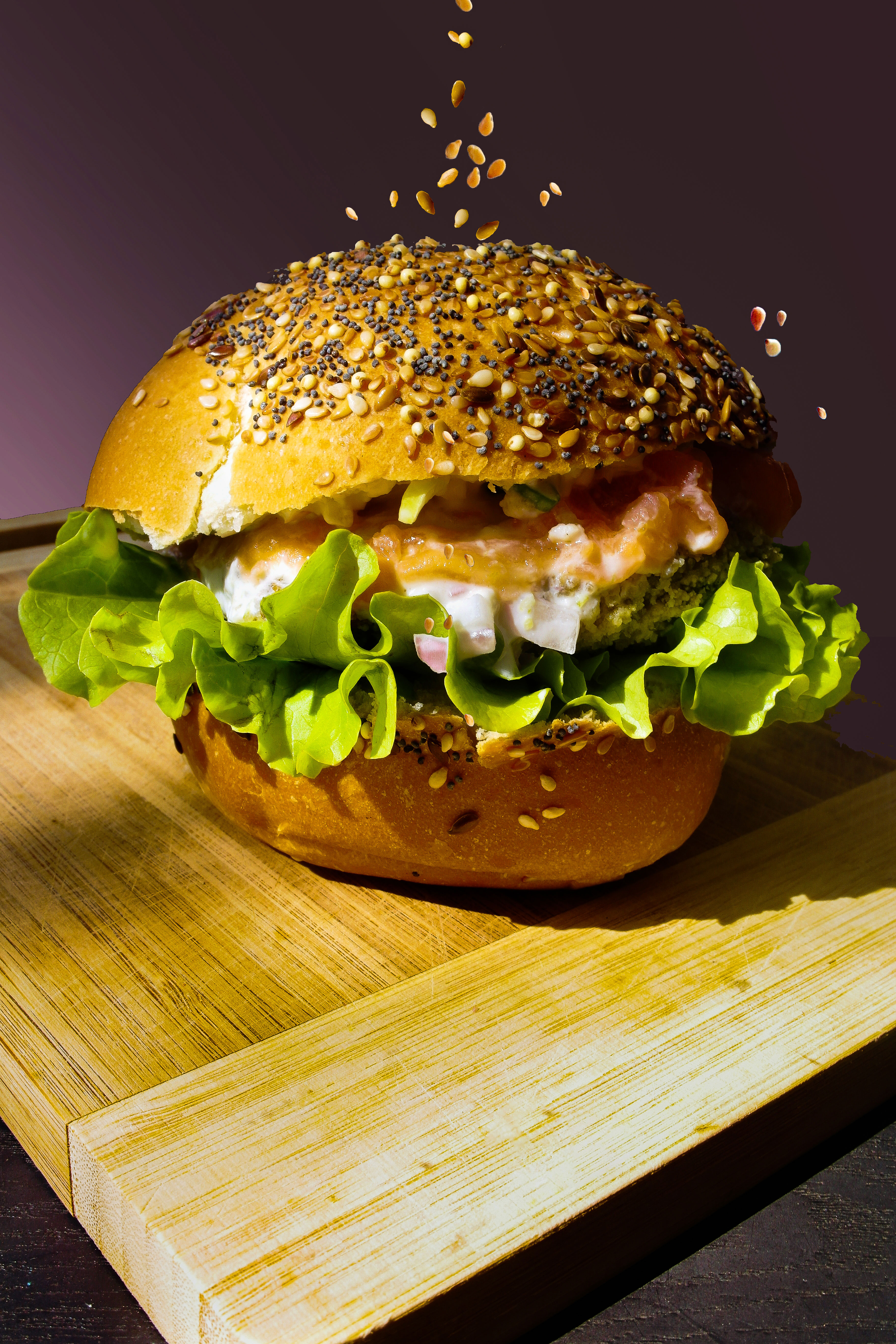 Burger de galette de lentilles, saumon fumée, sauce au fromage frais