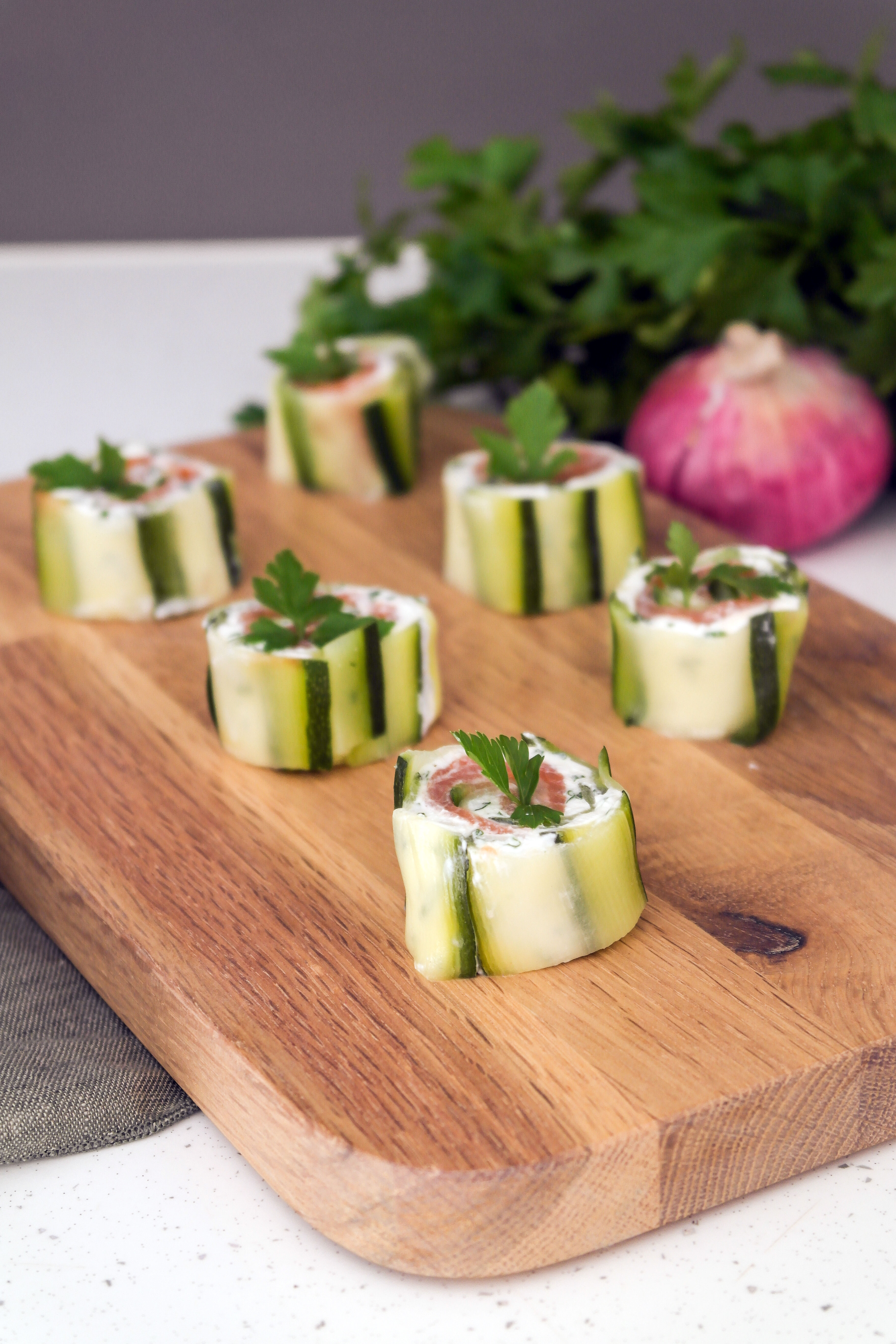 Roulé de courgette farcie au chèvre frais et de saumon fumé