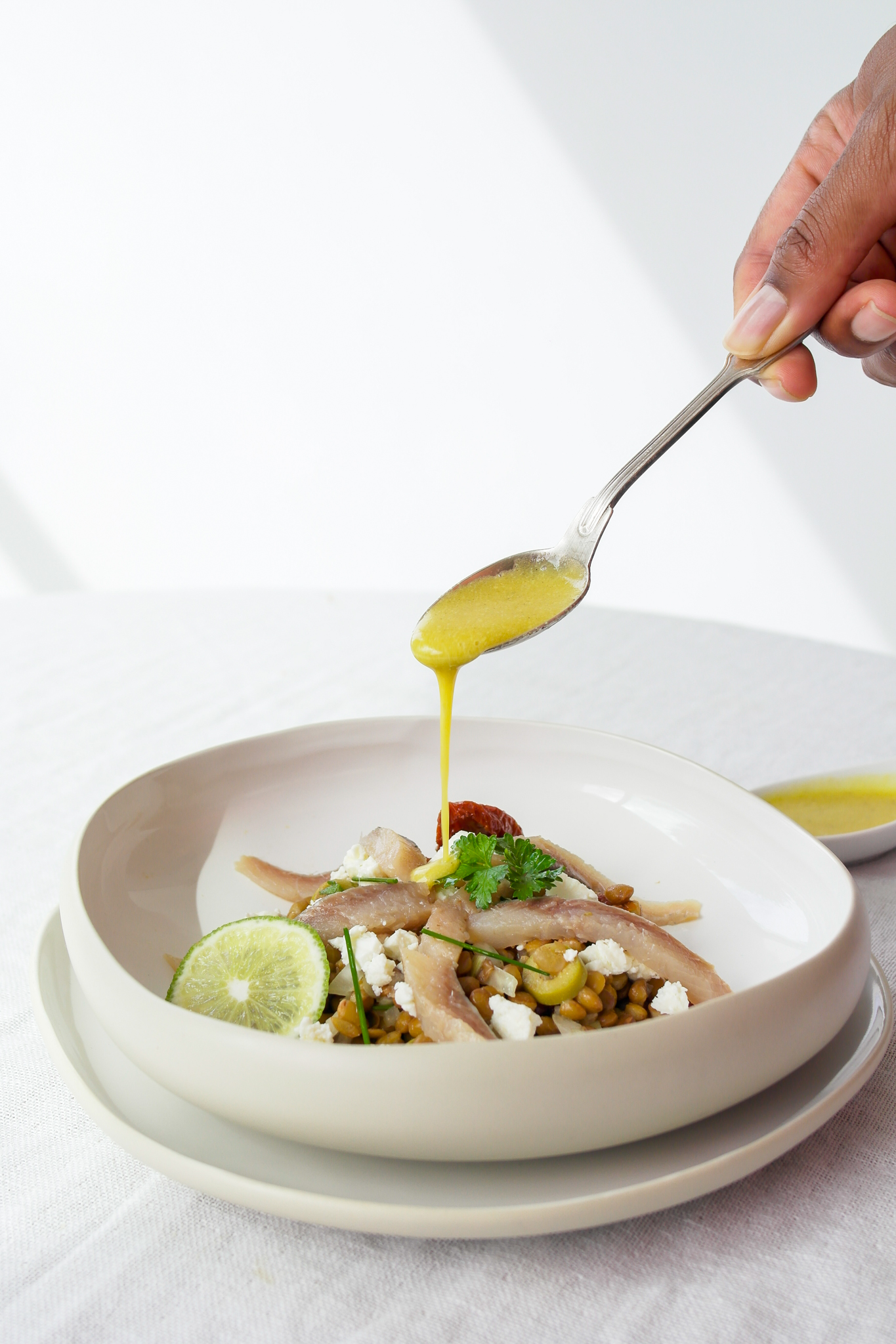 Salade de lentille au hareng fumée, tomates séchées, fêta et sauce vinaigrette au citron