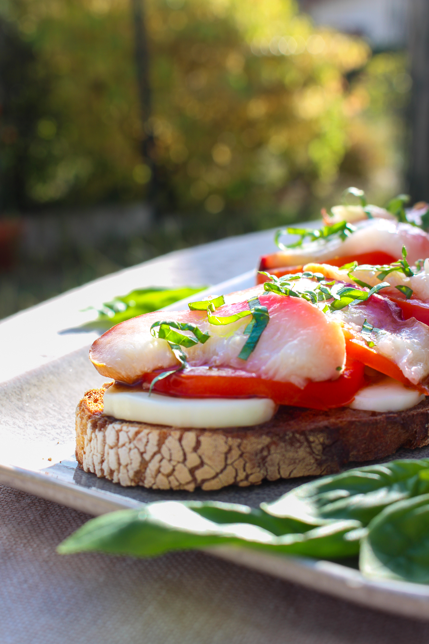 recette de bruschetta mozzarella tomate et pêches rôties