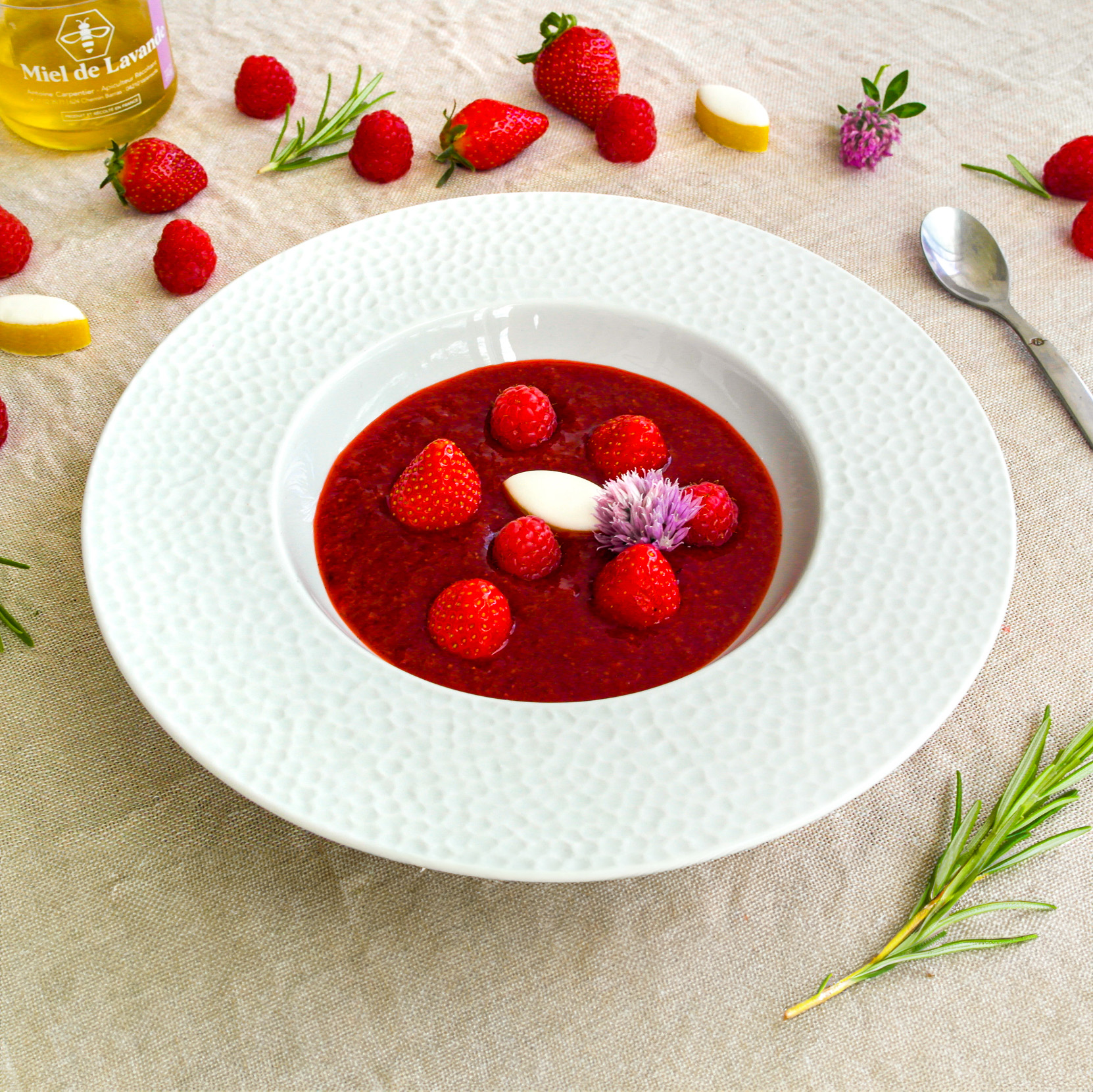 Soupe de fraises au vin rouge épicé
