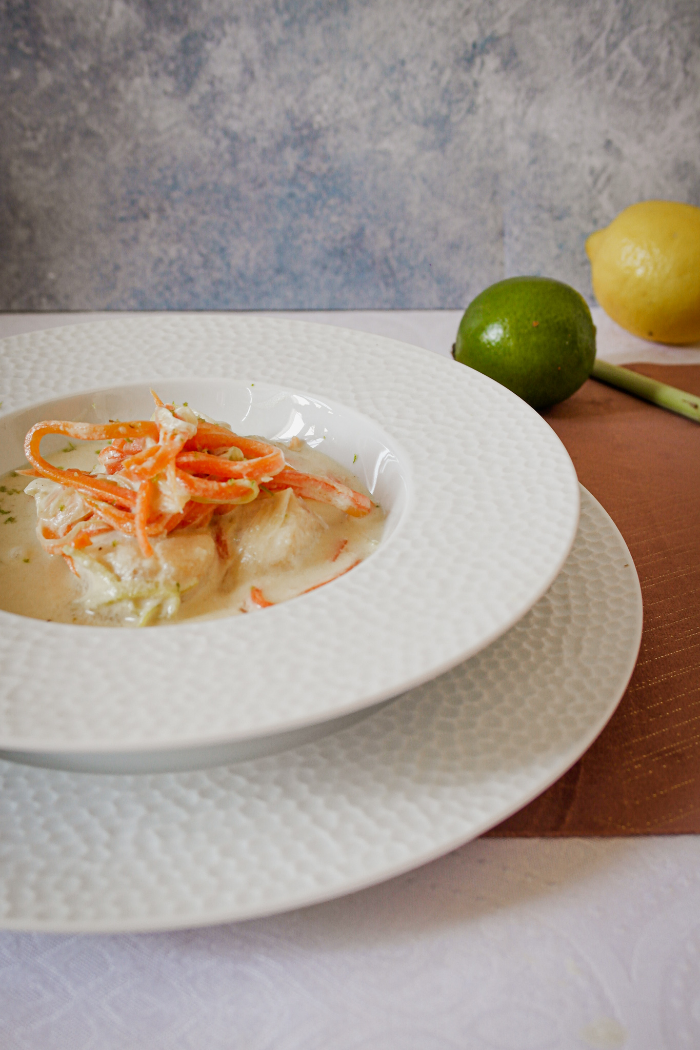 Nage de Saint-Jacques dans un bouillon thaï