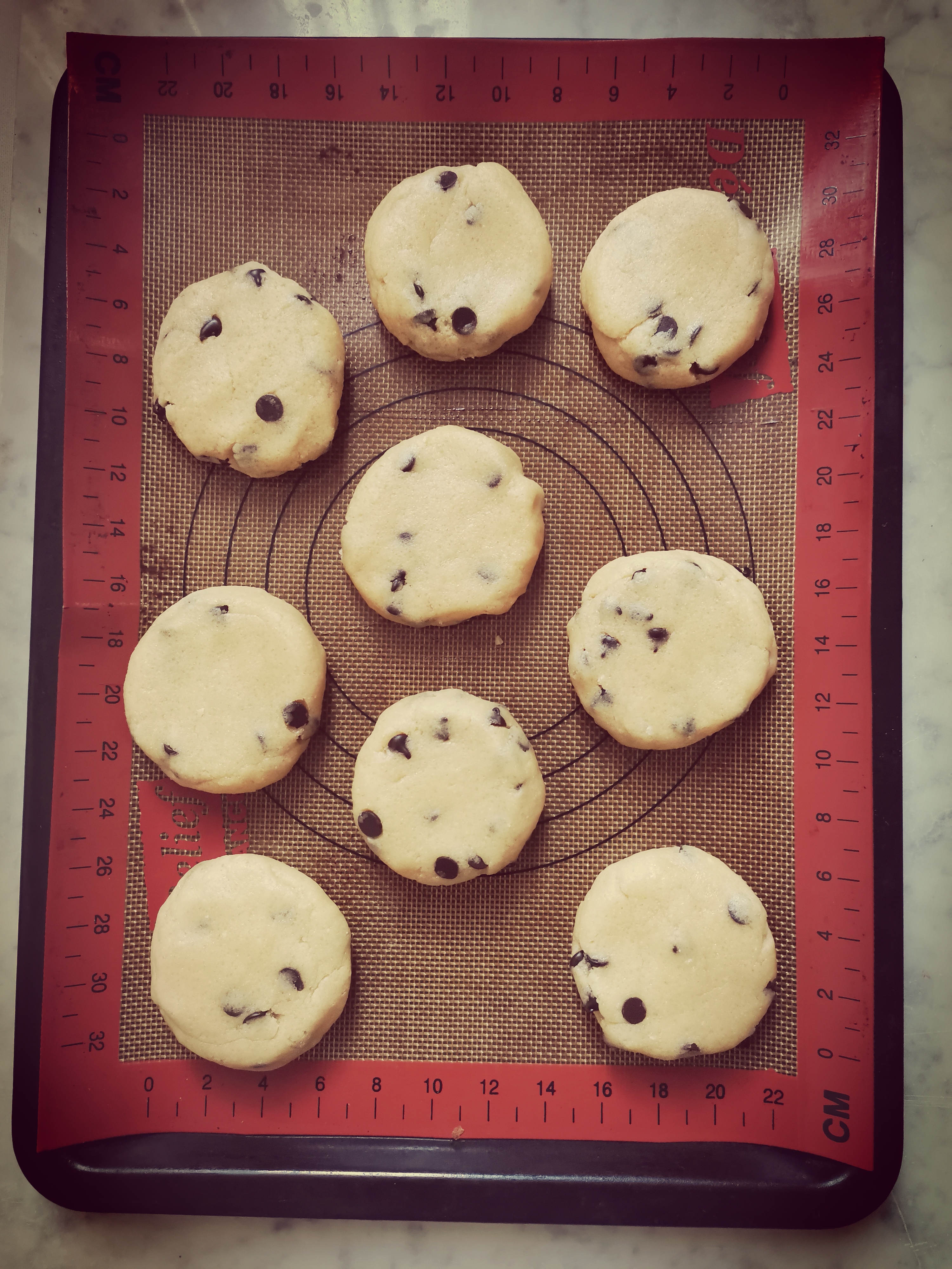 Boules de pâte de cookie sur une plaque allant au four.